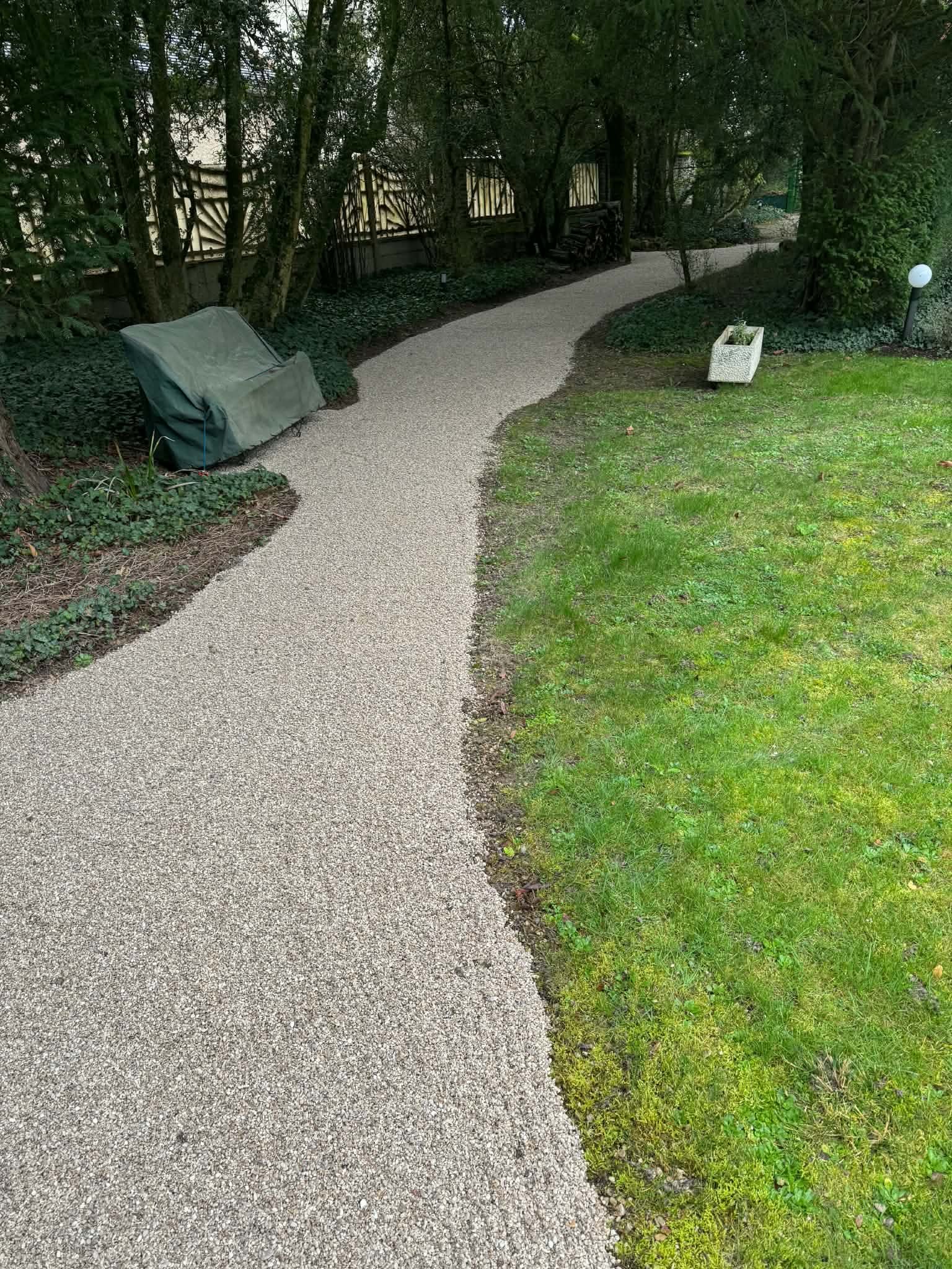 Allée gravillonnée dans un jardin